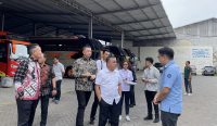 Wali Kota Palu, Hadianto Rasyid saat meninjau langsung lokasi pembuatan karoseri Bus Rapid Transit (BRT) PT Bagong Transport, di Jawa Timur, Senin, 22 April 2024. Foto: Ist