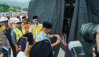 Gubernur Sulawesi Tengah, Rusdy Mastura, meresmikan nama baru Masjid Raya Baitul Khairaat sebagai identitas resmi masjid terbesar di provinsi tersebut. Peresmian berlangsung di kawasan eks Masjid Agung Darussalam Palu, Jumat (7/2/2025),